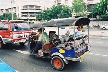 02 Thailand 2002 F1070020 Bangkok Gitti mit TukTuk Fahrer_478